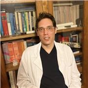 Laureto in biologia ed attualmente specializzando in scienza dell’alimentazione impartisce lezioni per ragazzi che non riescono a comprendere la complessità delle nostre cellule partendo dai procarioti fino agli eucarioti cercando, attraverso semplici sch